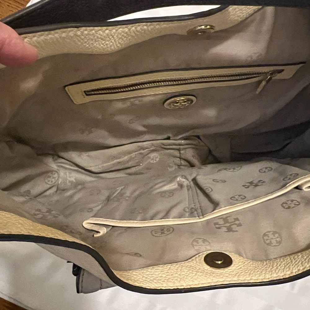 Tory Burch Black and Cream Shoulder Bag - Picture 6 of 9